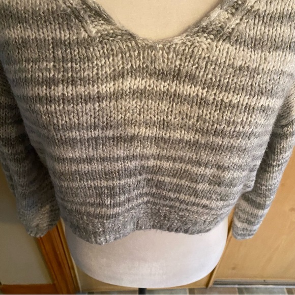 Urban Outfitters • Lyra Pullover V-Neck Sweater in Gray Stripe - Picture 5 of 14
